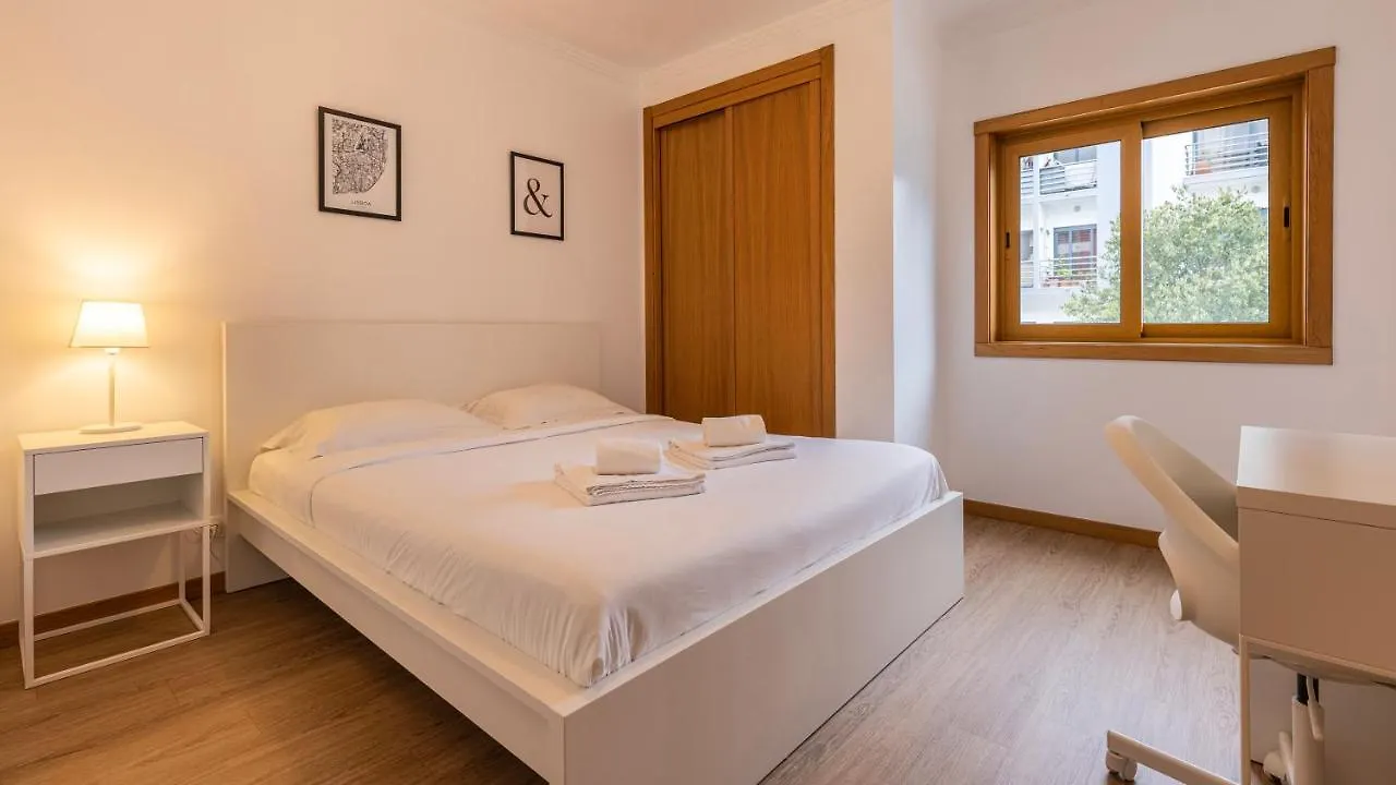 3 Bedroom Oeiras Wonder W/ Balcony By Lovelystay